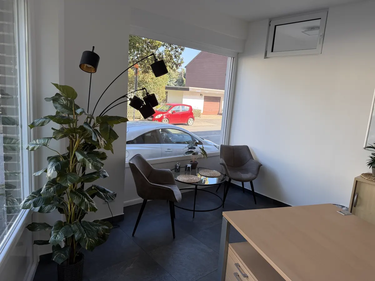 Heller Arbeitsbereich im Büro der Funck GmbH in Duisburg