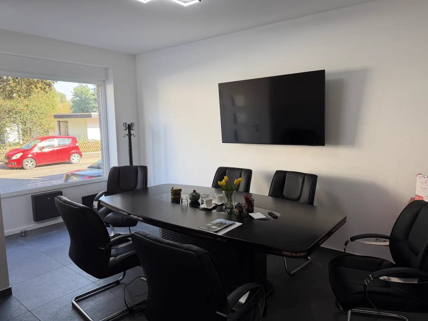 Besprechungsraum im Büro der Funck GmbH in Duisburg mit großem Tisch und Bildschirm an der Wand