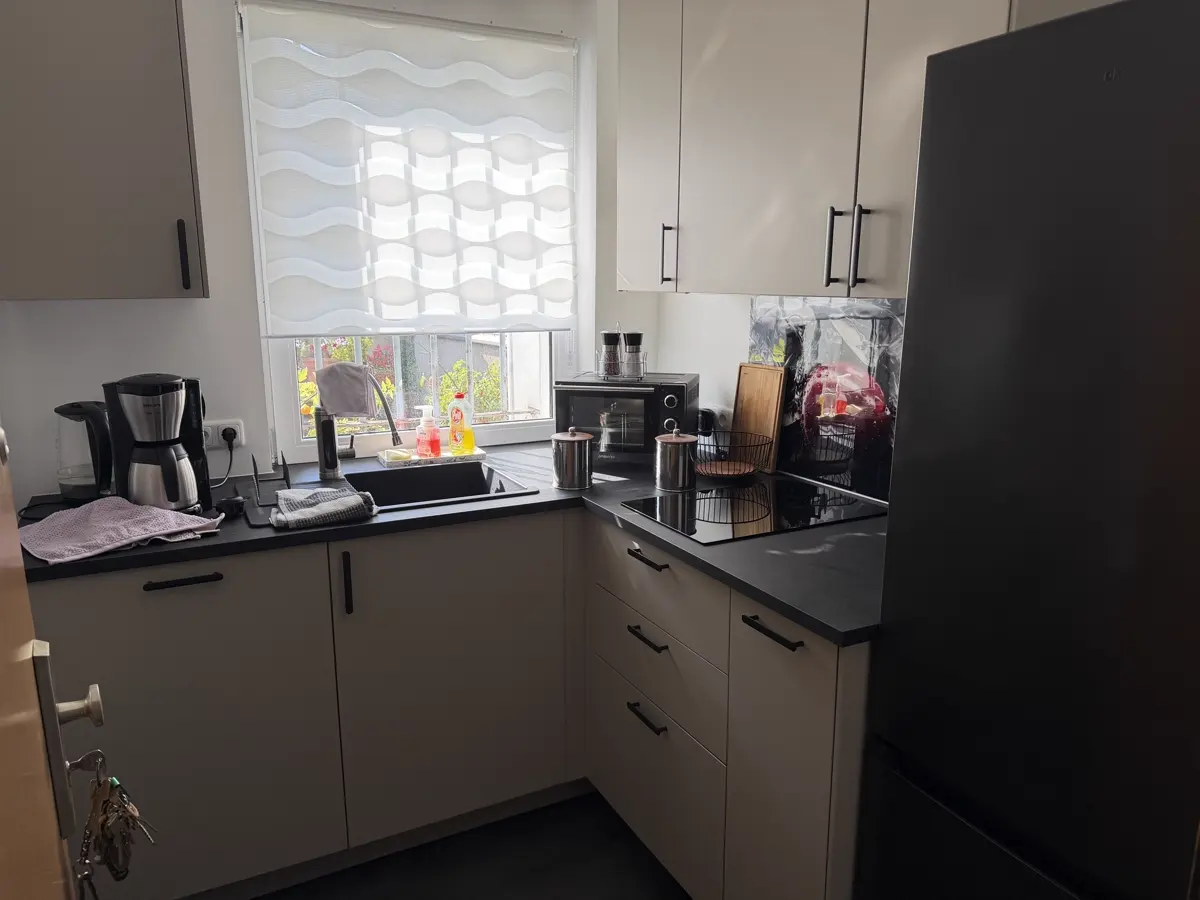 Kleine Büroküche mit Kaffeemaschine