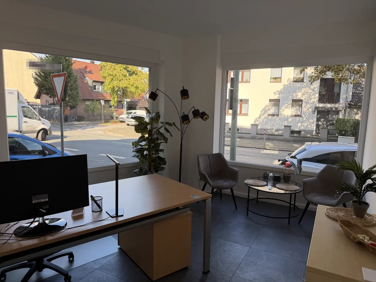 Schreibtisch mit Bildschirm und Whiteboard